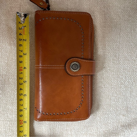 Beautiful woman brown/camel color wallet new without tag - Picture 3 of 10